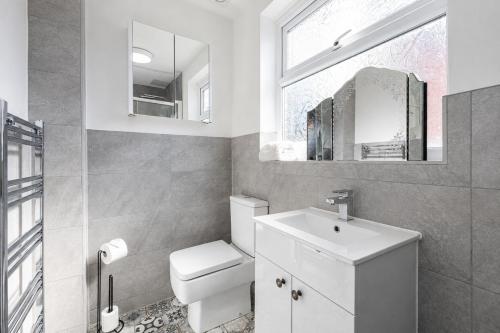 a bathroom with a toilet and a sink and a mirror at Earp House - Allerton Liverpool Stay - Sleeps 7 in Liverpool
