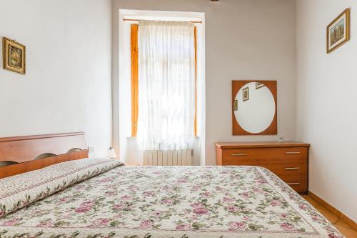 a bedroom with a bed and a dresser and a mirror at Casa Luana in Lucignano