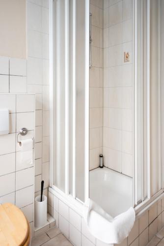 a bathroom with a shower with a toilet and a sink at Fabrik Gästehaus in Neustrelitz