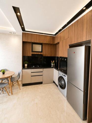 a kitchen with a washer and dryer and a table at Premium studio Casablanca in Maarif