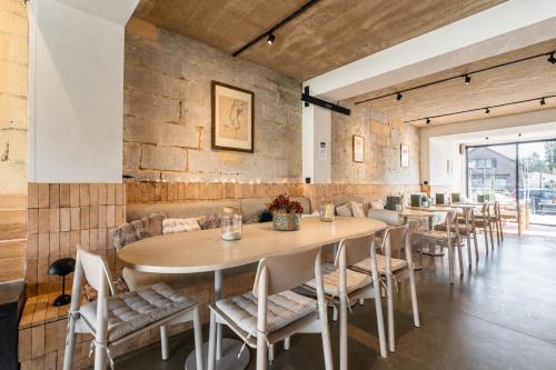 a dining room with a table and chairs at K-Kanne in Kanne