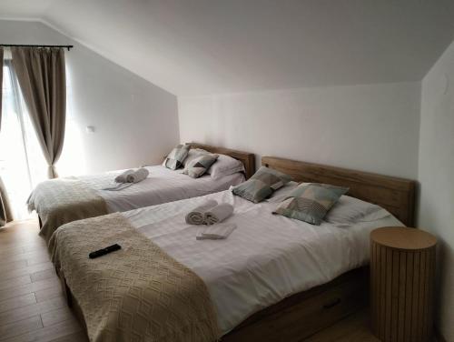 two beds sitting next to each other in a bedroom at Cabana Ozon in Sărmaş