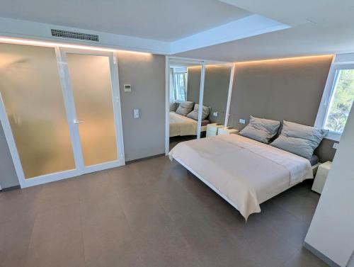 a bedroom with a large bed and a large window at Romantische Auszeit Penthouse mit Meerblick in Sitio de Calahonda