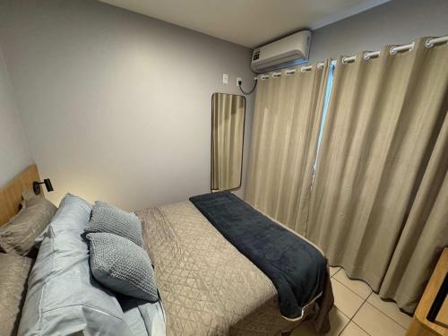a bedroom with a bed and a window at Studio UNI 102 - Unipar, Lago e Shopping in Toledo