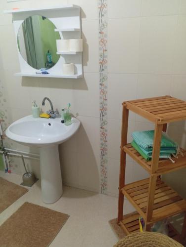 a bathroom with a sink and a mirror at DAR Essaad in Wadhraf