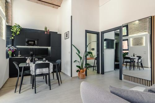 Retreat with Terrace, 25-minute walk from the Trevi Fountain