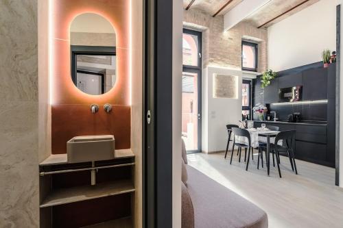 Retreat with Terrace, 25-minute walk from the Trevi Fountain