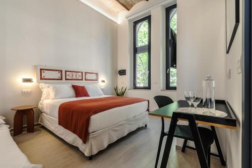 Retreat with Terrace, 25-minute walk from the Trevi Fountain