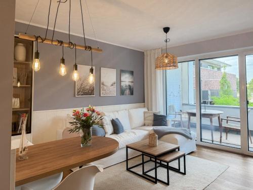 a living room with a couch and a table at Ferienwohnung Seeperle am Dümmer See in Lembruch