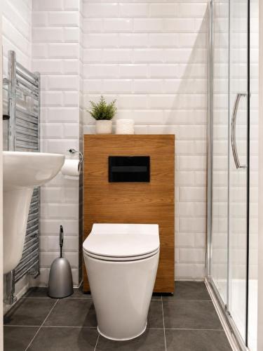 a bathroom with a toilet and a sink at Twickenham Guest House in Twickenham