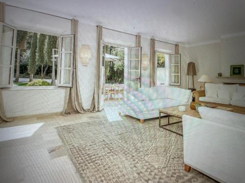 a living room with a couch and a table at Villa Sunset Bay in Baja Sardinia