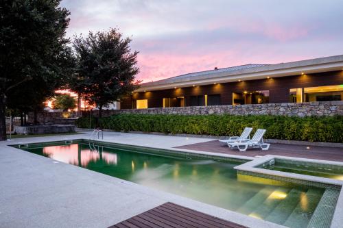 une piscine en face d'un bâtiment dans l'établissement Solar Dos Cáceres, à Fornos de Algodres