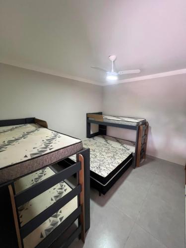 a room with two bunk beds and a ceiling at Alefhouse in Bauru