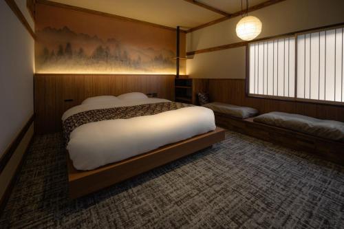 a bedroom with a large bed in a room at 福渡邸 in Narita