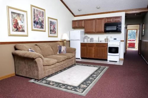sala de estar con sofá y cocina en Four Seasons Lodging en Mount Vernon
