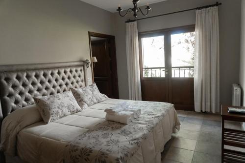 a bedroom with a large bed and a window at Rincon del Cerro I in San Lorenzo