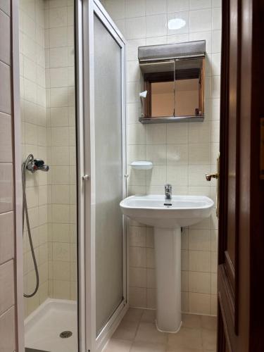 a bathroom with a sink and a shower at Pensión Las Arenas in Vilagarcia de Arousa