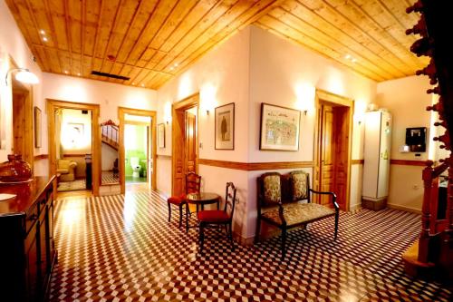a living room with chairs and a table at Ξενώνας Λελέκι in Ayiá