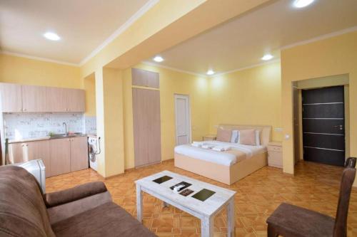 ein Wohnzimmer mit Bett und Küche in der Unterkunft ОРЕЛ in Yerevan
