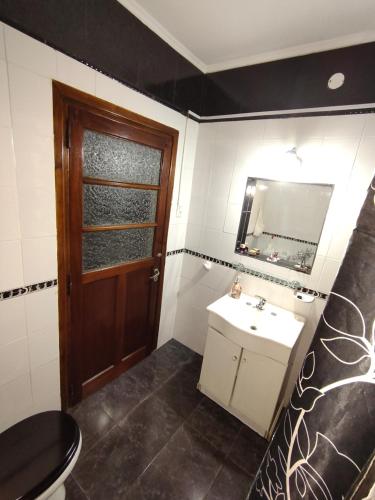 a bathroom with a sink and a toilet and a mirror at Refugio Quilmes Centro - Work & Relax in Quilmes