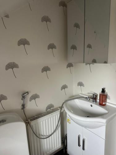 a bathroom with black umbrellas on the wall at Faruqshus in Mönsterås