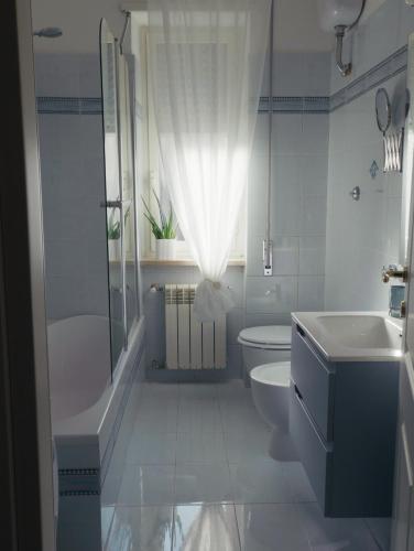 a bathroom with a tub and a toilet and a sink at Domus Flumen in Alife