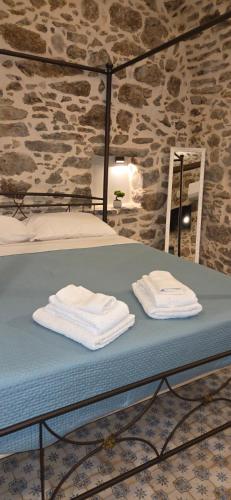 ein Zimmer mit einem Bett und Handtüchern darauf in der Unterkunft Parakathi Mesta in Mestá