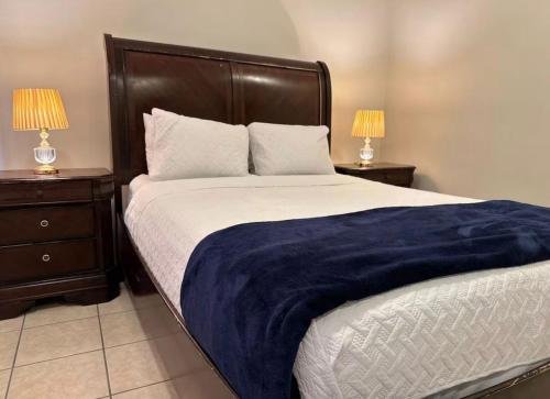 a bedroom with a bed with a blue blanket on it at Exclusive Casa Oro 3VX in San Pedro Sula