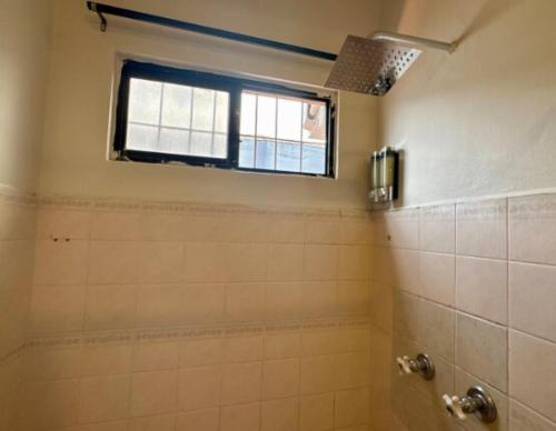 a bathroom with a window and a shower at Exclusive Casa Oro 3VX in San Pedro Sula