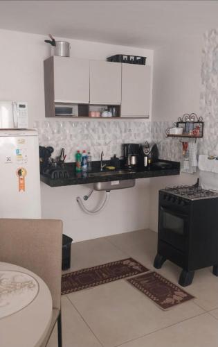 a kitchen with a stove and a counter top at Apt a 500m da praia do forte in Cabo Frio