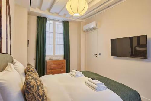 Beautiful new triplex on Place des Vosges