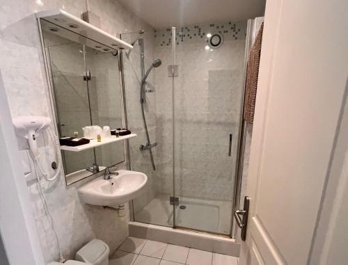 a bathroom with a shower and a sink at Résidence Callas in Callas