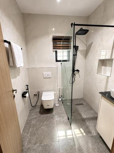 ein Badezimmer mit Dusche und Toilette in der Unterkunft Futuretrendhomes in Jahi