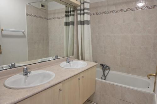 Air-conditioned apartment with pool near the coves