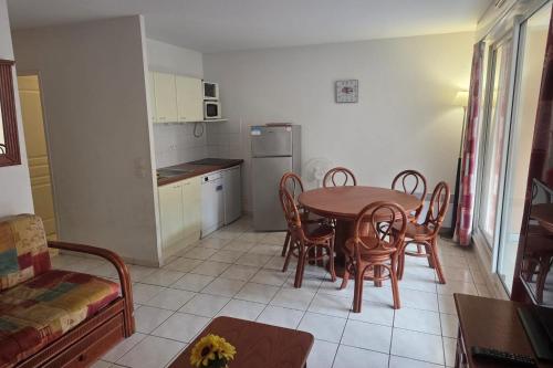 Air-conditioned apartment with pool near the coves