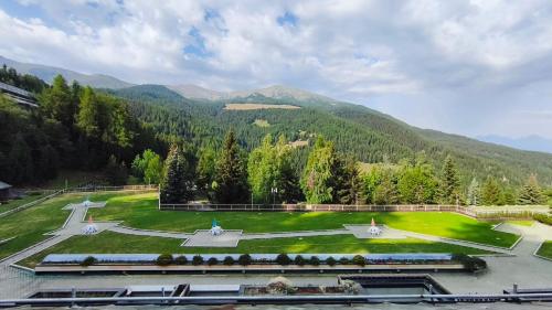 a view of a park with mountains in the background at Petit Flocon in Pila