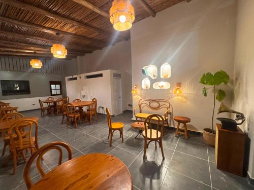 a dining room with wooden tables and chairs at La Arteza Pacasmayo in Pacasmayo