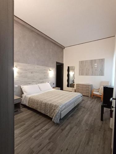 a bedroom with a large bed in a room at Il Ginepro del Campidano in Nuraminis