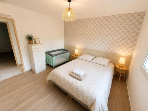 a bedroom with a bed with two night stands and two lamps at Maison à Cahors in Cahors