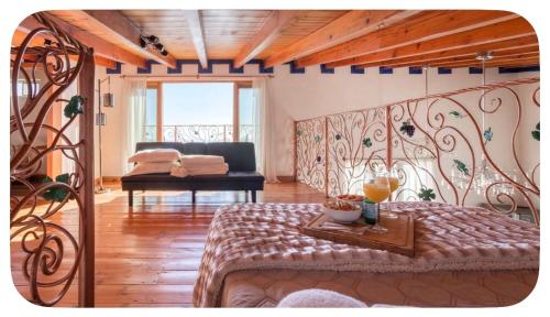 a room with a bed and a couch in a room at Casa Nautilis in San Miguel