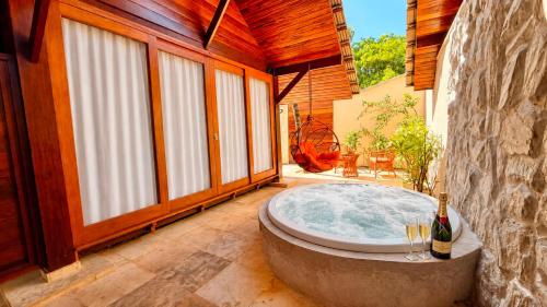 a jacuzzi tub sitting in the middle of a patio at Xainã Pousada de Charme in Cumbuco