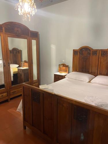 Lova arba lovos apgyvendinimo įstaigoje Dimora di Martiri
