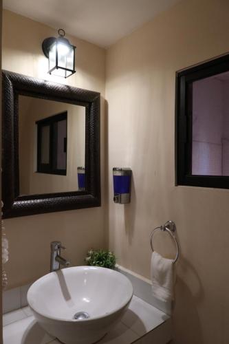 a bathroom with a sink and a mirror at Escondite de Galarza 26 in Guanajuato