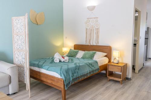 a bedroom with a bed with two towels on it at Studio équipé,Terrasse,Marina & plage à pied in Saint-François