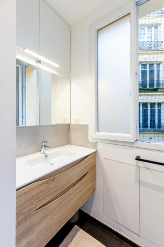 Elegant 2BR - Sleeps 6 - Steps from Arc de Triomphe
