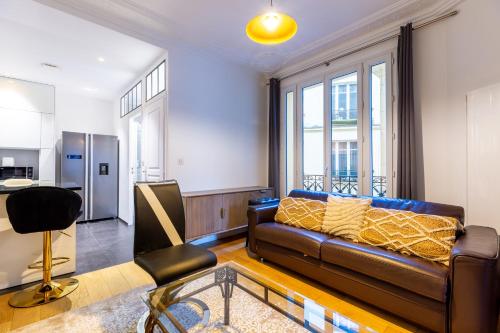 Elegant 2BR - Sleeps 6 - Steps from Arc de Triomphe