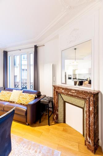 Elegant 2BR - Sleeps 6 - Steps from Arc de Triomphe