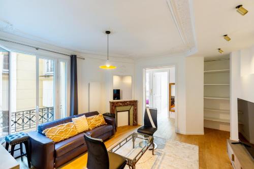 Elegant 2BR - Sleeps 6 - Steps from Arc de Triomphe