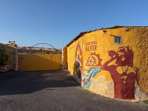 a wall with a painting of a lion on it at Casas Cueva Alfer in Fasnia