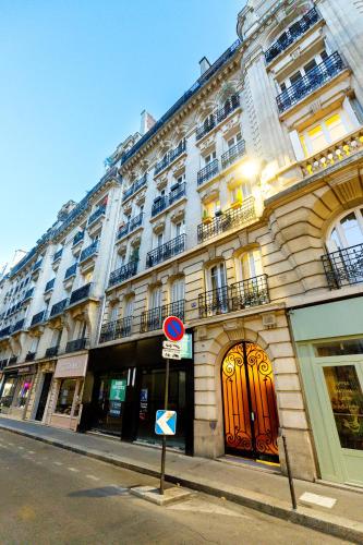 Elegant 2BR - Sleeps 6 - Steps from Arc de Triomphe
